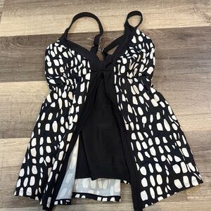 Woman’s Black and White Patterned swim top Coastal cove sz 18M